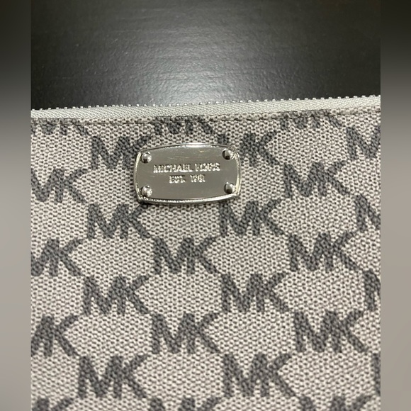 Michael Kors Grey Signature Logo Belt Fanny Pack - Picture 6 of 9